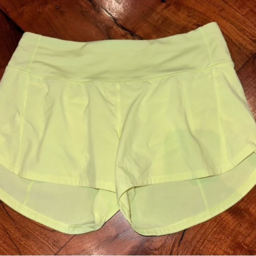 Lululemon Speed Up Mid-Rise Lined Short 4", size 6, color faded zap.